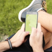 Homem manuseando o smartphone