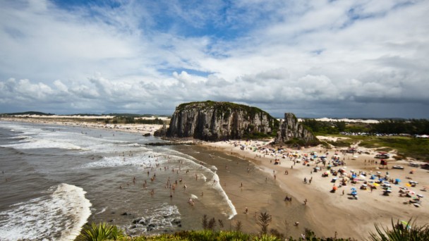 Vista geral da Praia da Guarita, em Torres, Rio Grande do Sul.