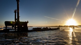 Destro&ccedil;os do Navio Altair, encalhado nas areias da praia do Cassino, no Rio Grande do Sul, ao por do sol.