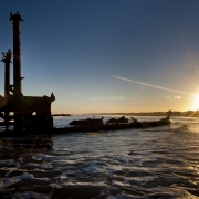 Destro&ccedil;os do Navio Altair, encalhado nas areias da praia do Cassino, no Rio Grande do Sul, ao por do sol.