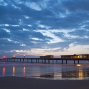 Plataforma de pesca de Tramanda&iacute;, Rio Grande do Sul, ao entardecer, sob c&eacute;u nublado.